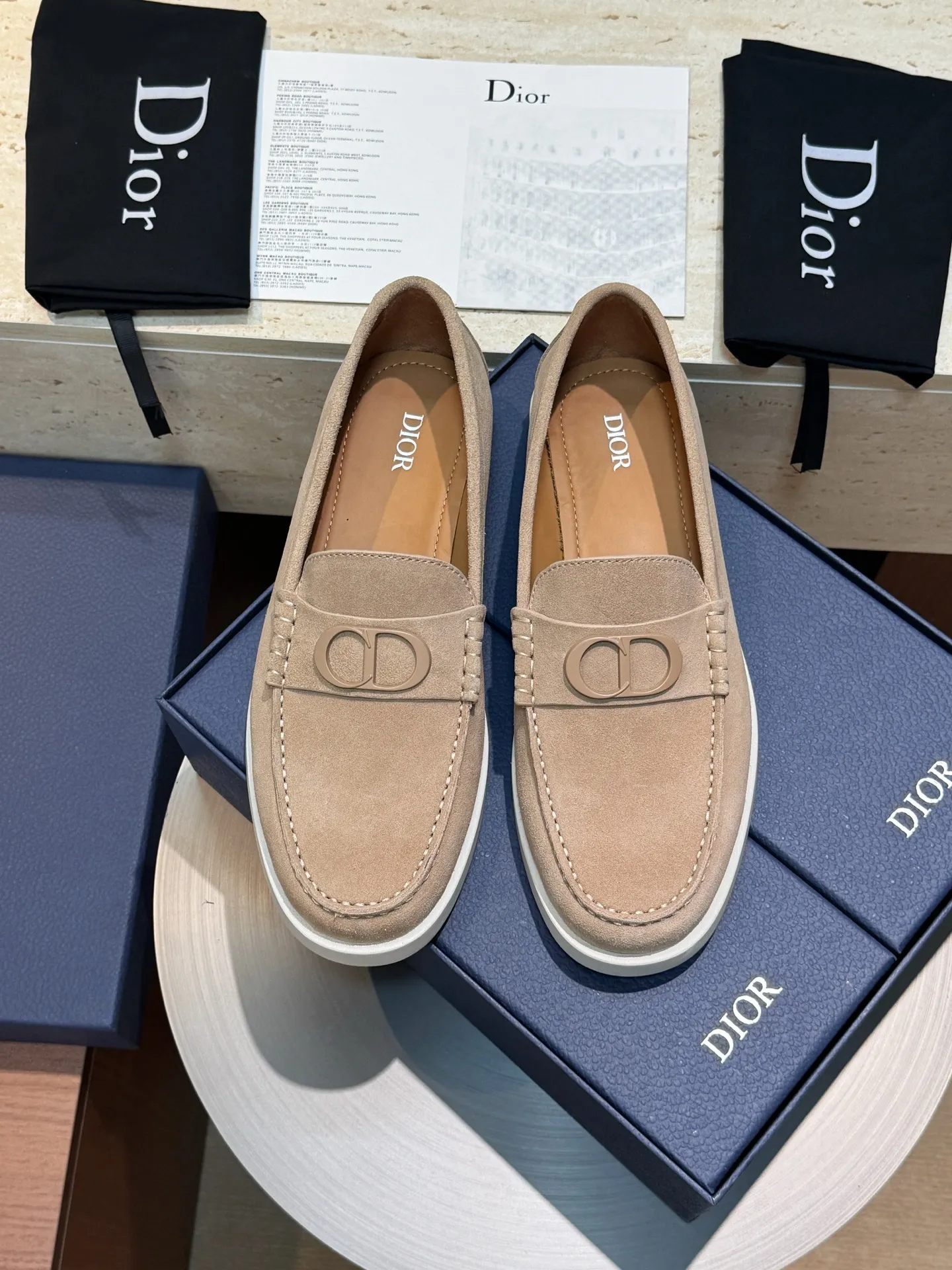 Factory price: 420💰Dior*Granville men's lace-up casual shoes-original replica Buy the original version and get a one-to-one replica. It is a casual dress shoe. Crafted from luxuriously soft navy suede, it features an Oblique printed panel on the upper. The lightweight white rubber sole adds sophistication, with an Oblique pattern engraved on the outsole and branding on the back. Adds elegance to any casual look. Imported cowhide suede + imported cowhide lining + original outsole Size: 39-44 (45 46 customized)